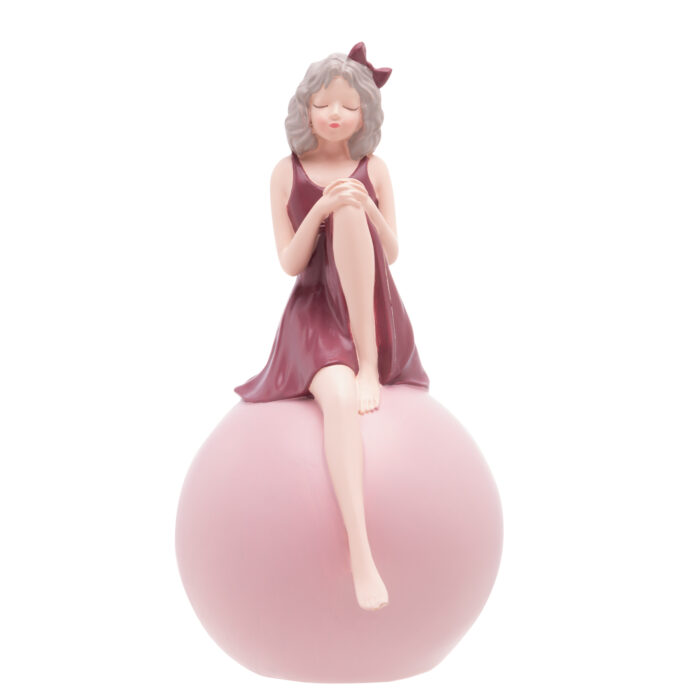 Figura decorativa de resina boneca com bola rosa - Imagem 3
