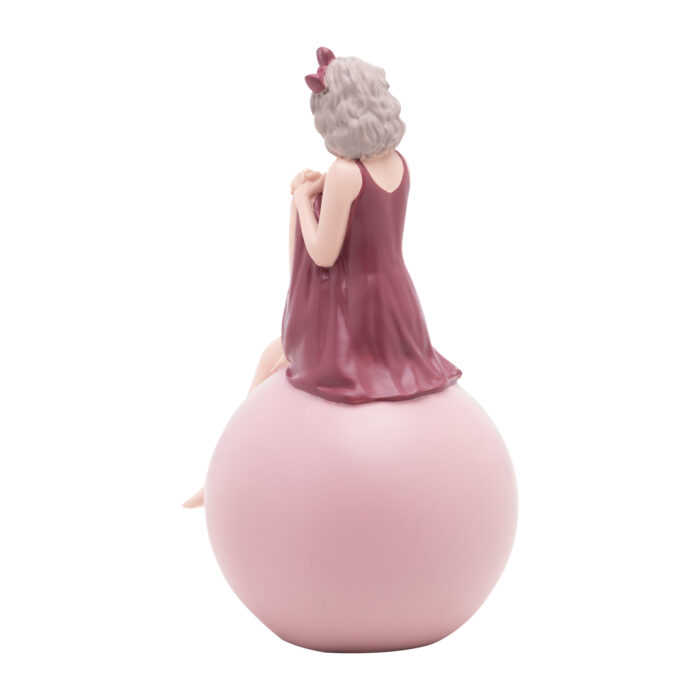 Figura decorativa de resina boneca com bola rosa - Imagem 2