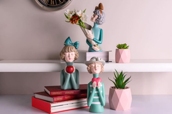 Figura decorativa de resina boneca com maçã - Imagem 3