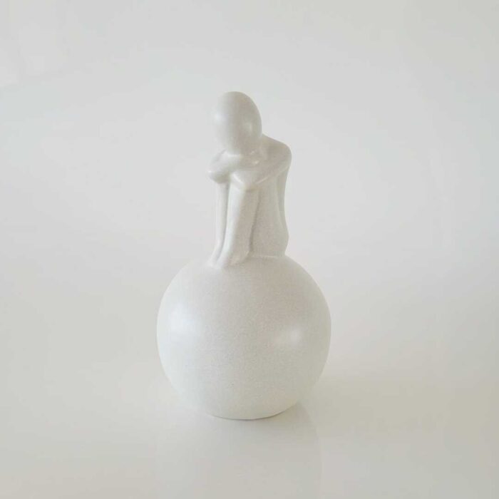 Estatueta de cerâmica solitário na bola off white 23cm