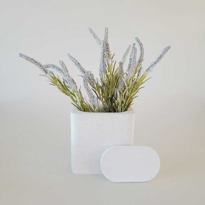 Potiche de resina com tampa com brilhos off white G