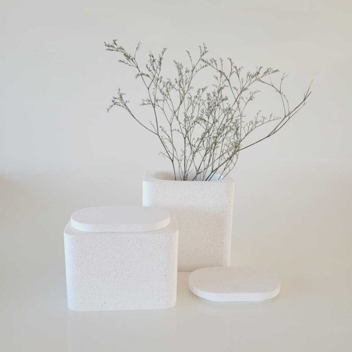 Potiche de resina com tampa com brilhos off white G - Imagem 3