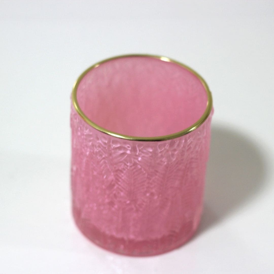 Vaso de vidro rosa com filete dourado