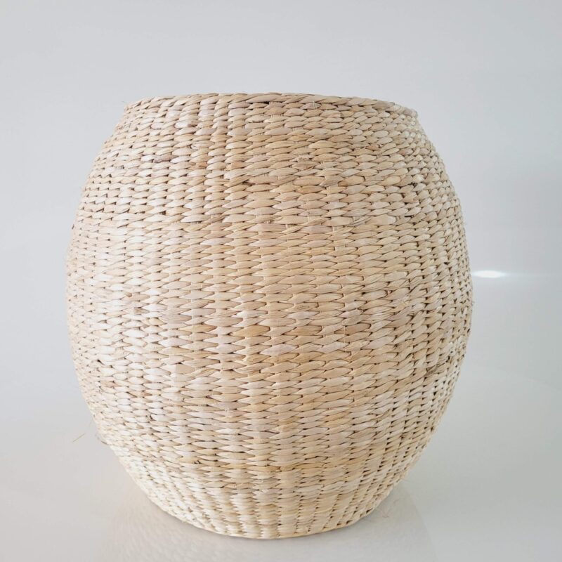 Puff em fibra natural Seagrass com estrutura