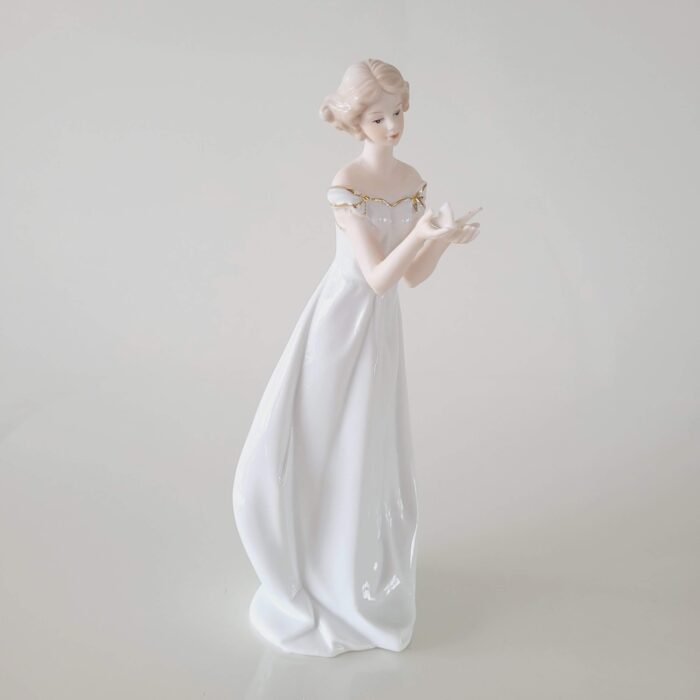 Figura de porcelana dama com borboleta