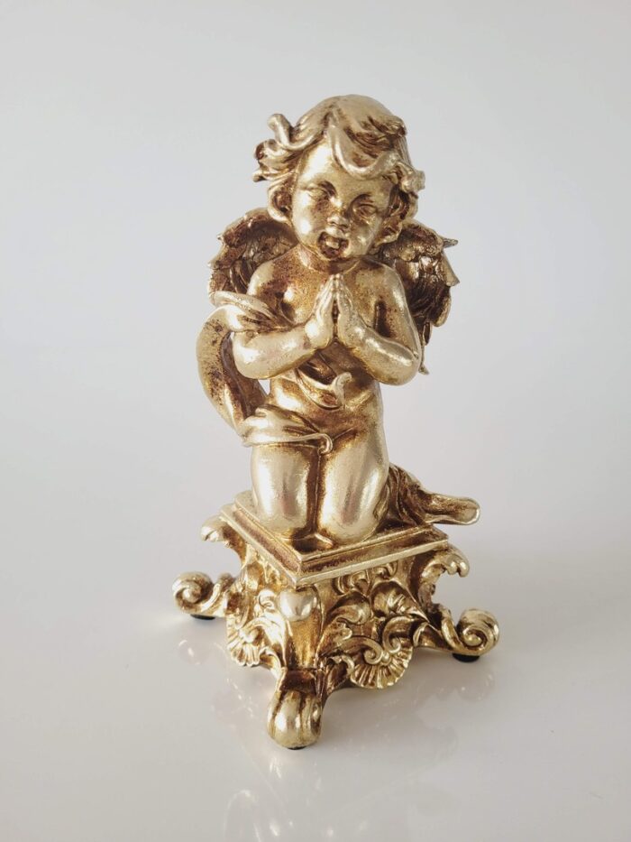 Estatueta de resina Anjo sentado dourado