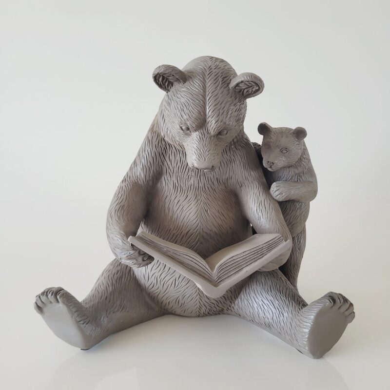 Escultura de resina mãe urso lendo para o filhote cinzento