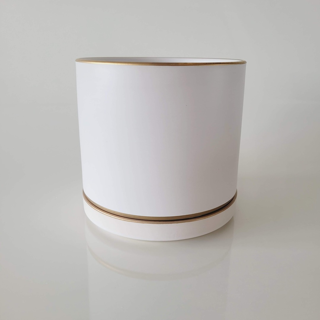 Cachepot de cerâmica com prato branco e borda dourada G