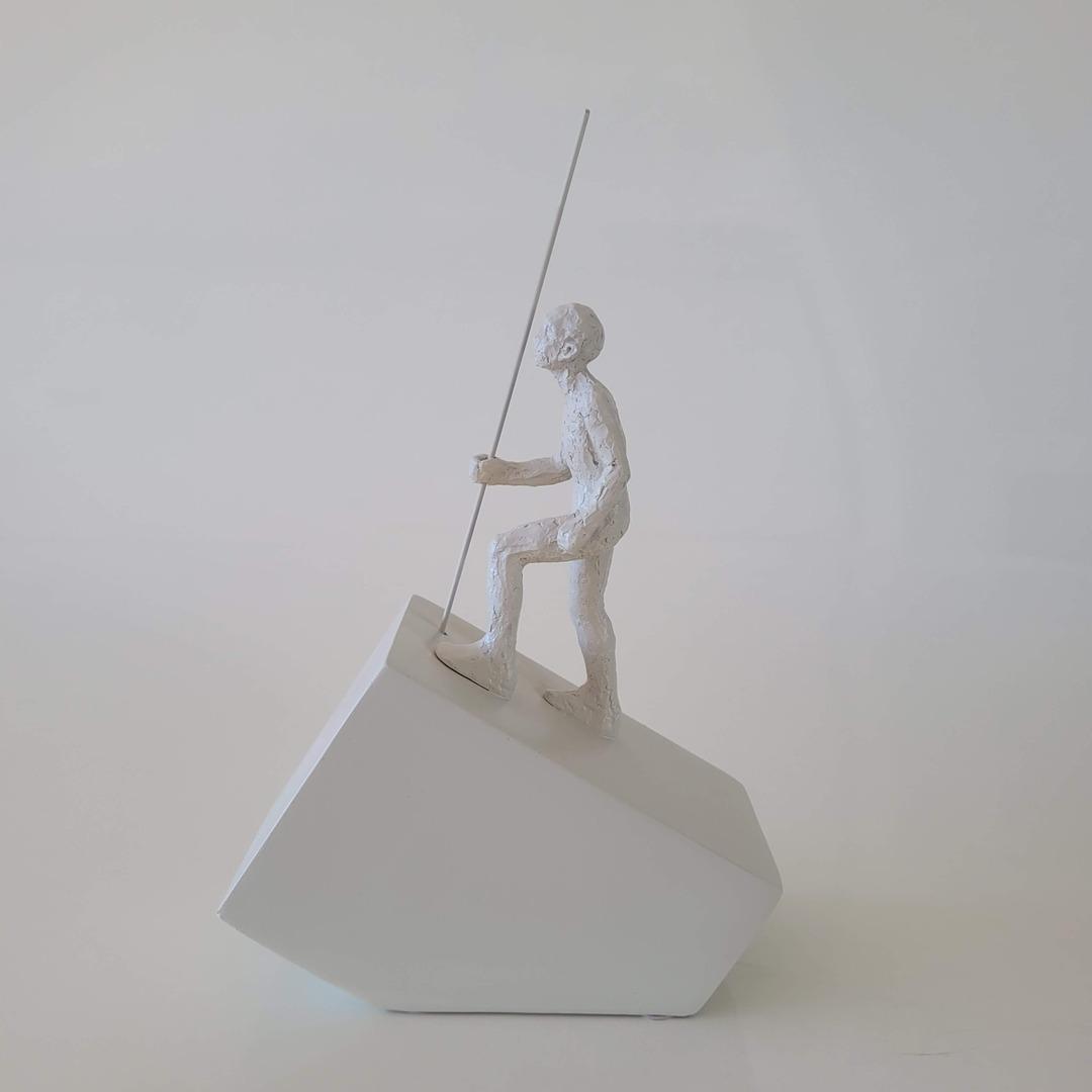 Escultura de resina Caminhante off white - Imagem 2