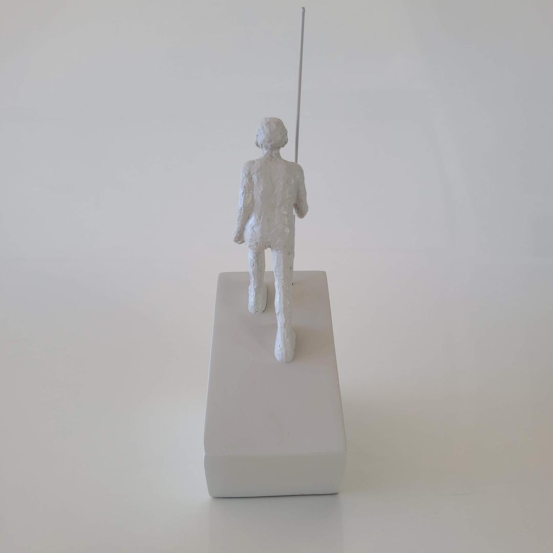 Escultura de resina Caminhante off white - Imagem 5