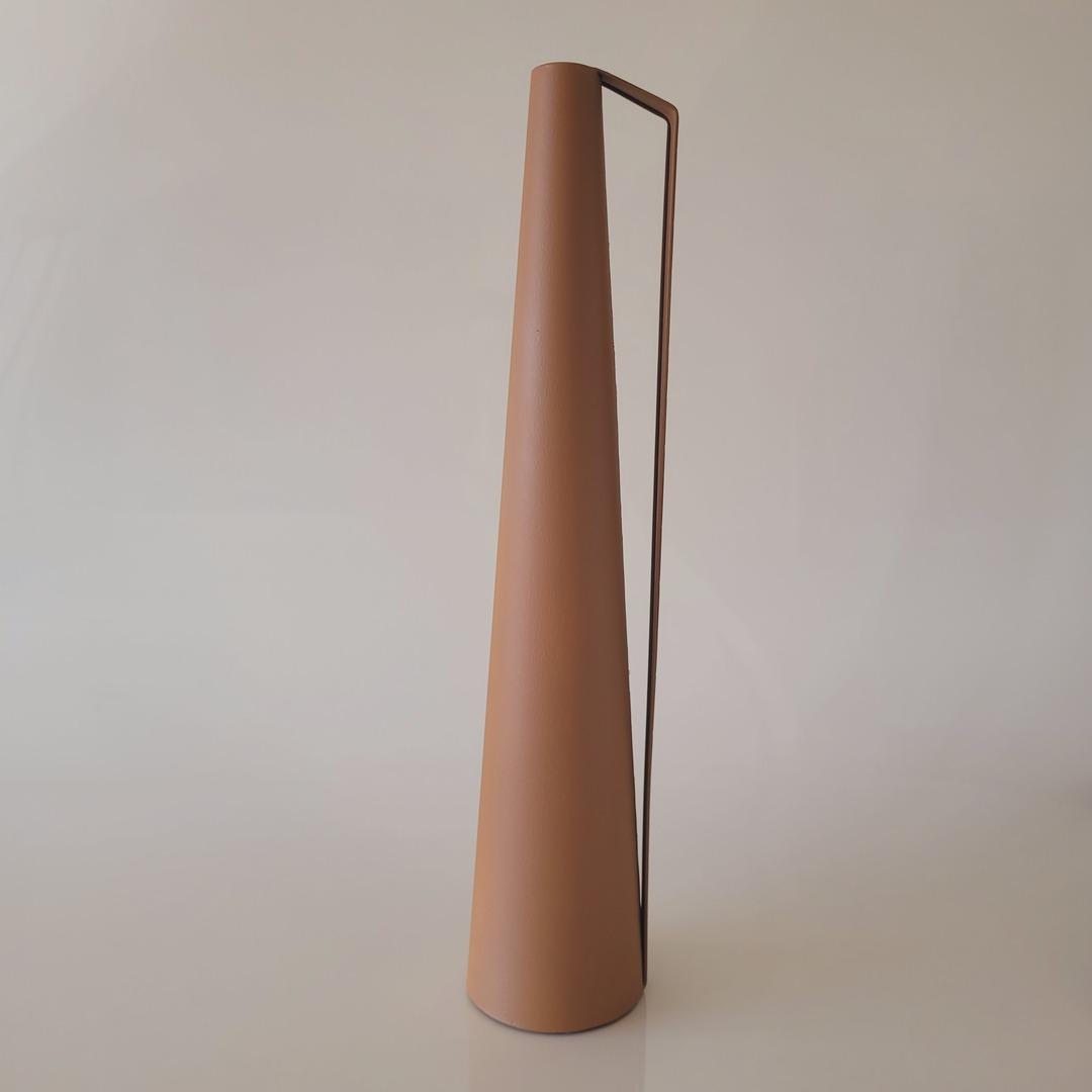 Vaso de metal cônico com alça marrom G55XØ11