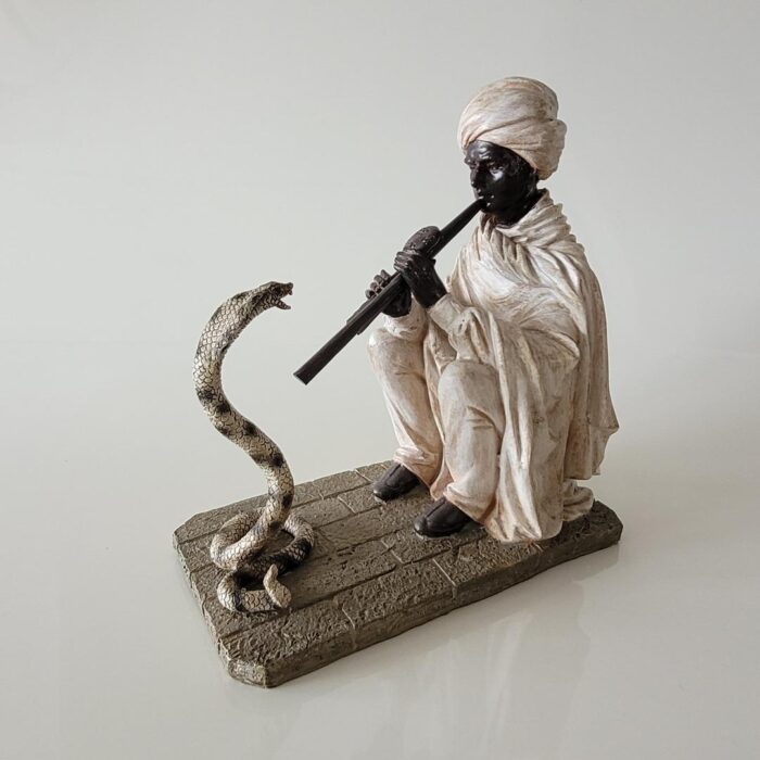 Estatueta de resina Encantador de Serpentes 24x22x12