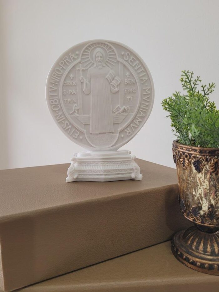 Estatueta de mármore medalhão de São Bento com pedestal 18cm - Imagem 4