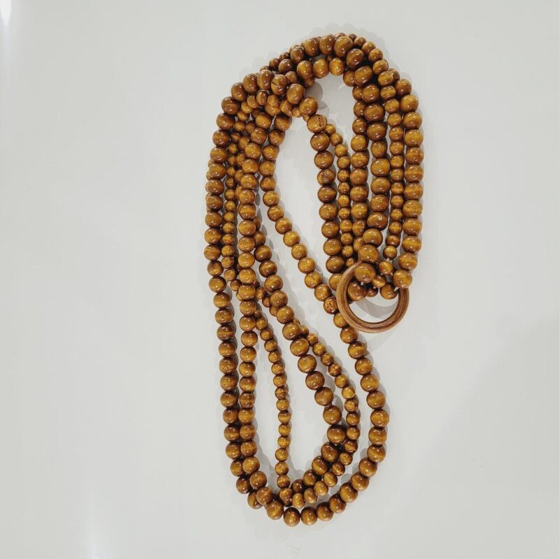 Colar de mesa decorativo de madeira esferas c/ aro 3 voltas cerejeira brilho 80