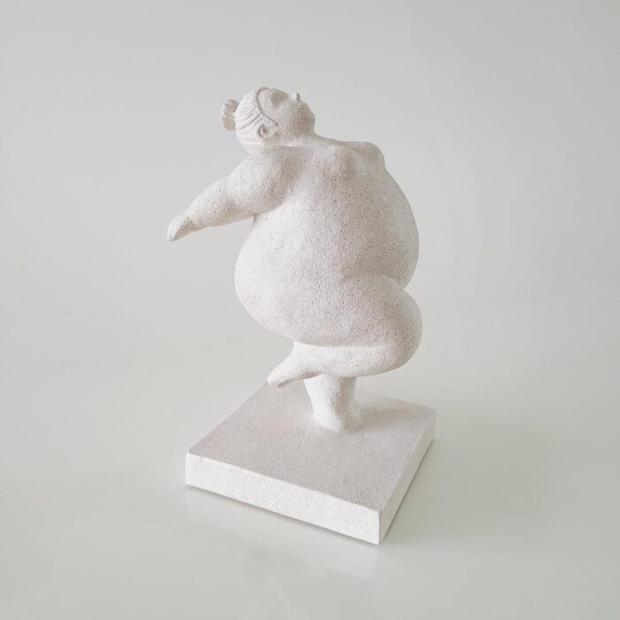 Estatueta de resina textura Mulher Bailarina dançando off white 22x11,5x11,5