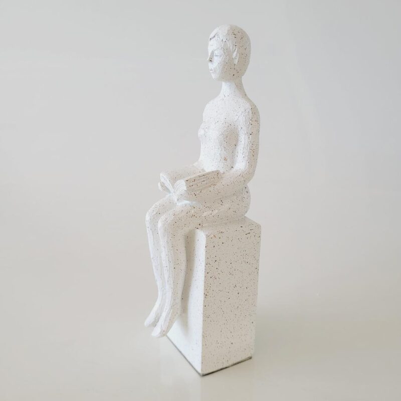 Escultura de resina Mulher Leitora off white 21x6x6