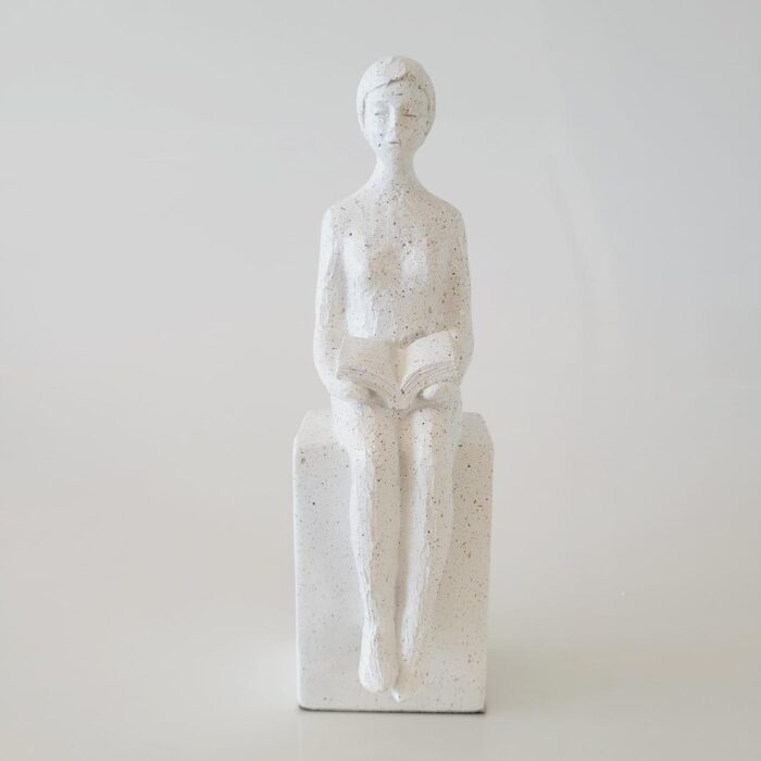 Escultura de resina Mulher Leitora off white 21x6x6 - Imagem 2
