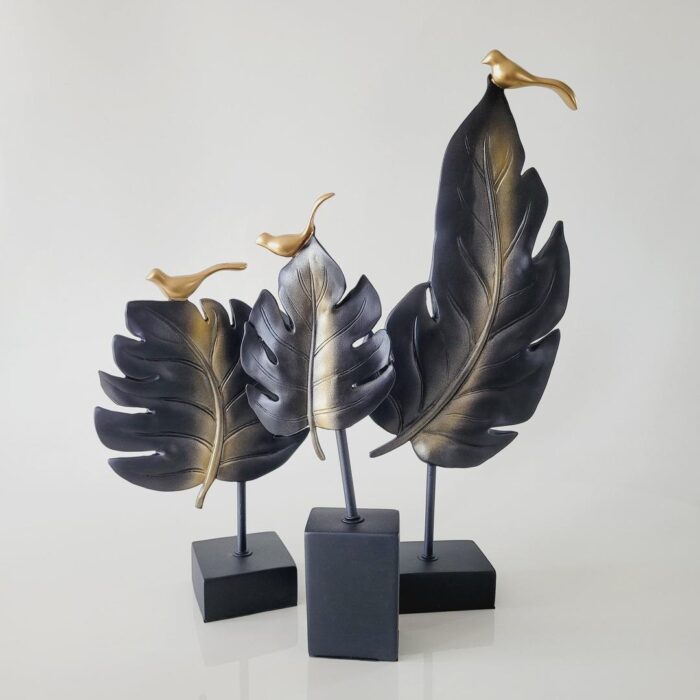 Escultura de resina Folha Pássaro preto e dourado M 35x23x10