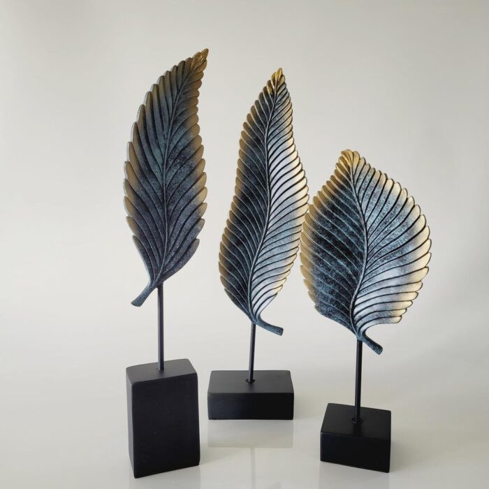 Escultura de resina Folha azul e dourado P 43x17x9