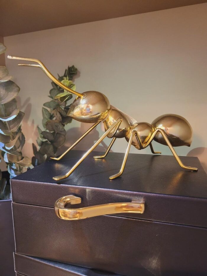 Escultura decorativa de resina formiga dourada - Imagem 3