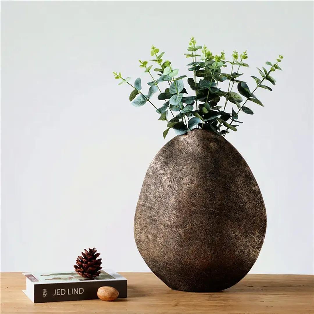 Vaso de resina Zak G texturizado ouro velho 40x33x16