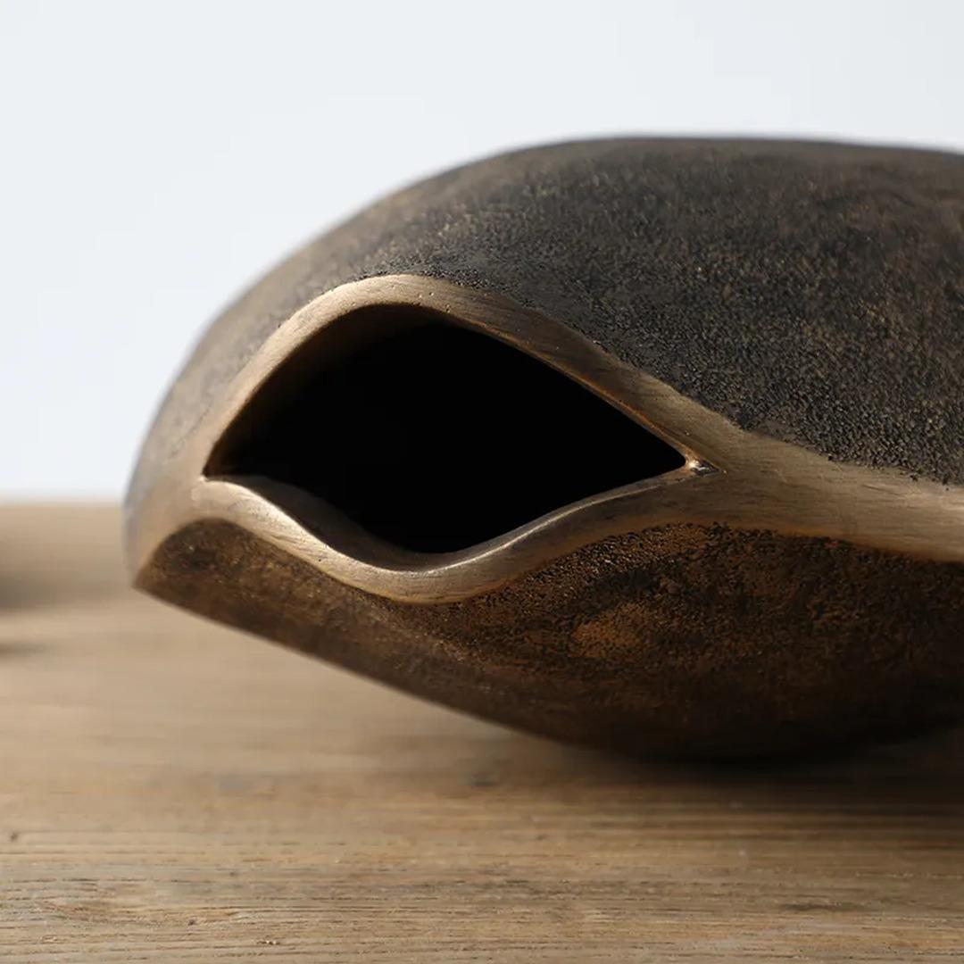 Vaso de resina Zak G texturizado ouro velho 40x33x16 - Imagem 2